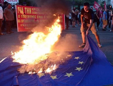 Έρευνα: Ένας στους δύο Έλληνες θεωρεί ότι η χώρα «έχασε» από την ΕΕ - Τι λένε για τα Μνημόνια